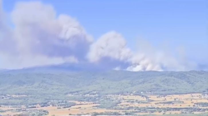 Amplien el confinament per l’incendi de la Bisbal d’Empordà