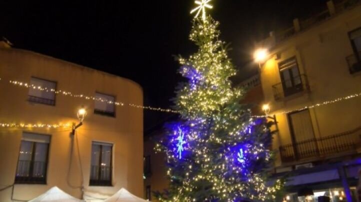 Begur encén el Nadal amb més de cent llums extra i un espectacle de focs artificials