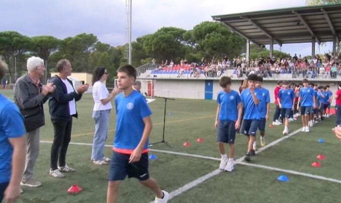 Begur estrena el camp de futbol amb la presentació dels equips