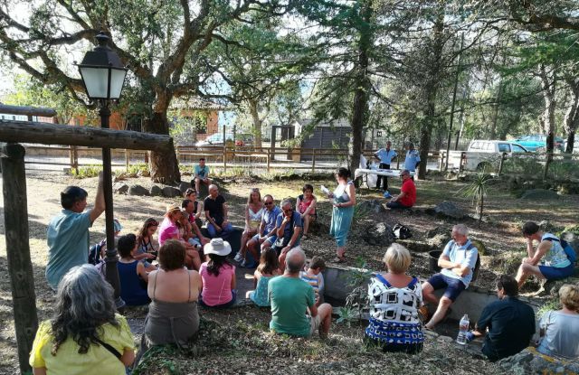 Bona afluència de gent a la visita guiada a la finca de Mercè Rodoreda a Romanyà