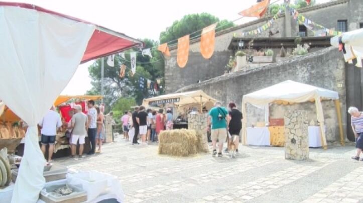 Castell d’Aro es transforma en un poble medieval amb milers de visitants