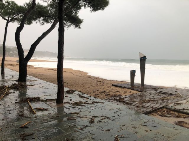 Castell d'Aro, Platja d'Aro i S'Agaró suspenen activitats i tanquen carrers pel temporal