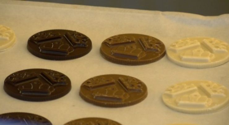 Com es fan les monedes que reparteixen els Tres Reis d'Orient a Palafrugell?