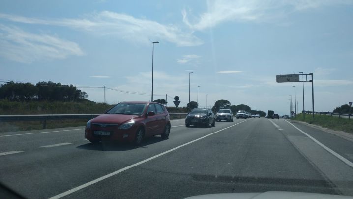 Comencen les cues a la carretera per arribar a la Costa Brava