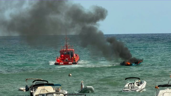 Crema i s’enfonsa una embarcació davant la platja de sa Riera, a Begur