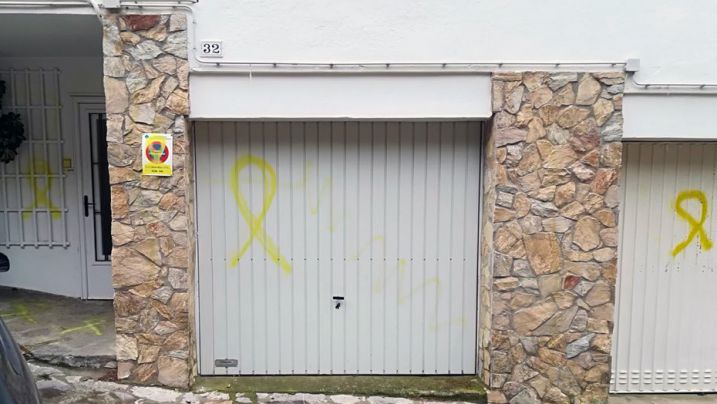 Denuncia que li han pintat la casa amb llaços grocs de 'Lllibertat Presos Polítics'