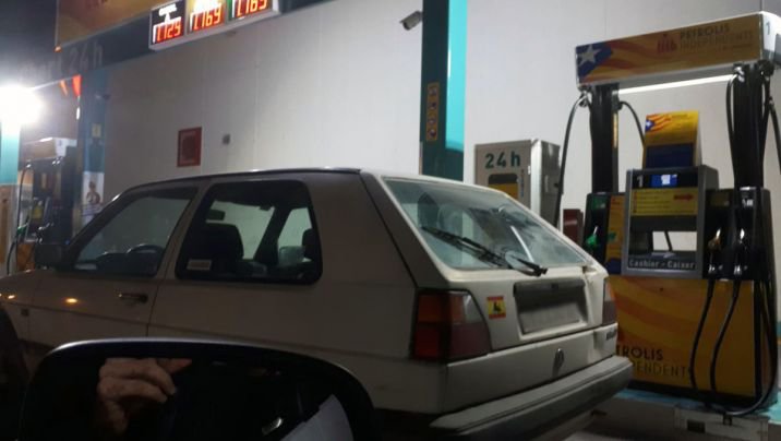 Denuncien que un cotxe va bloquejar la benzinera independentista de Torroella