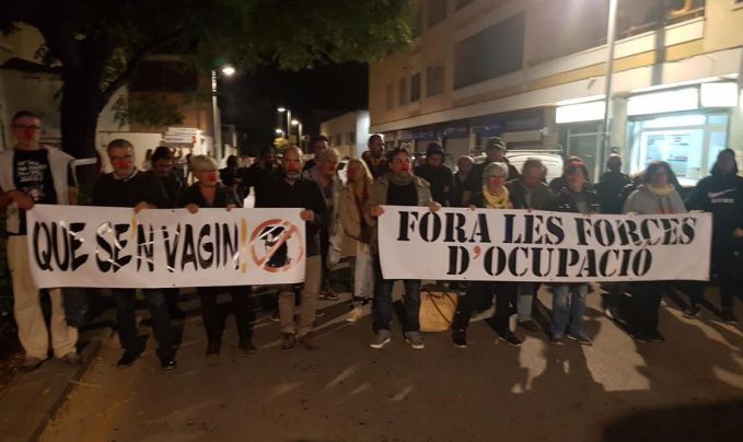 Desenes de manifestants protesten davant la caserna de la guàrdia civil de Palamós
