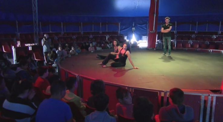 Dues artistes del circ Rosa Raluy intercanvien vivències amb alumnes de l'INS Sant Feliu