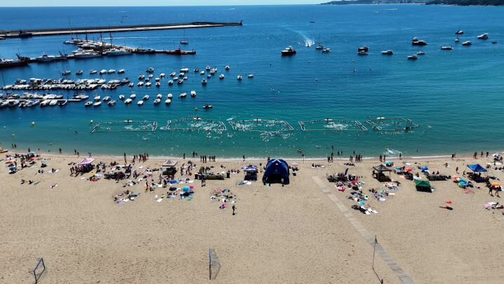 El 8è Beach Water Polo a Palamós suma 54 equips, 550 participants i més de 170 partits