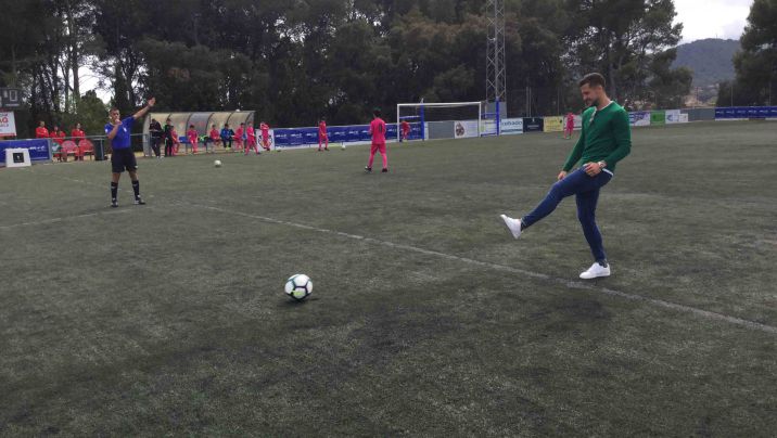 El capità del Girona Àlex Granell fa el xut d'honor del MIC a Palafrugell