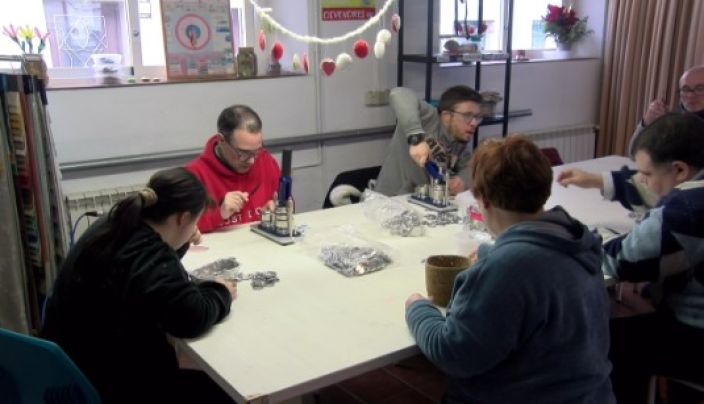 El Centre Tramuntana prepara les 1.500 xapes pel Carnaval de Sant Feliu