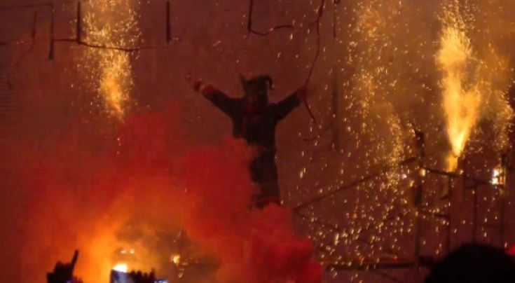 El correfoc dels Diables d’en Pere Botero omple de foc i festa els carrers de Sant Feliu