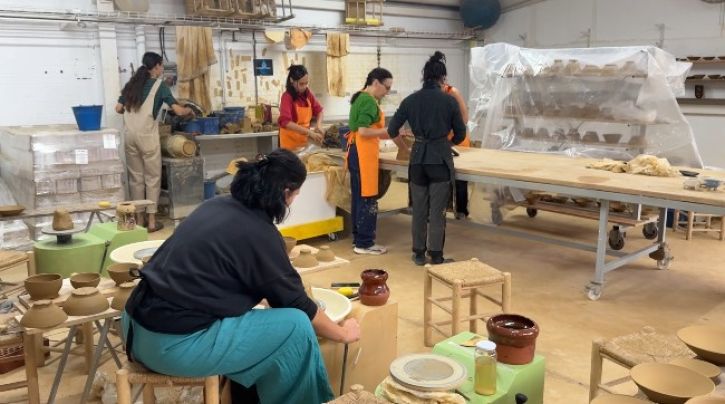 El curs 'Arrela't a l'argila' vol apropar la ceràmica a professionals de l'art