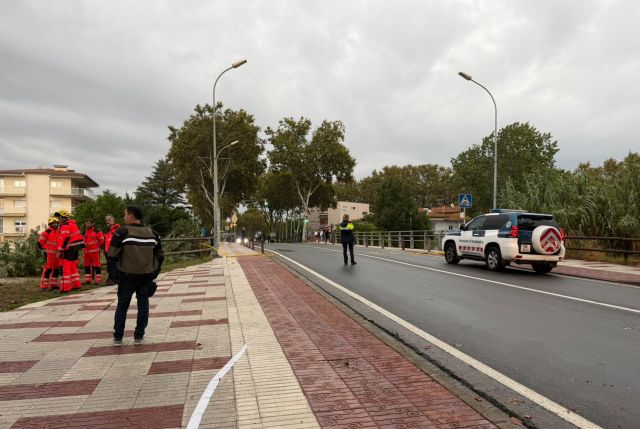 El desbordament del Ridaura provoca una esquerda a l'asfalt d'un pont sobre el riu