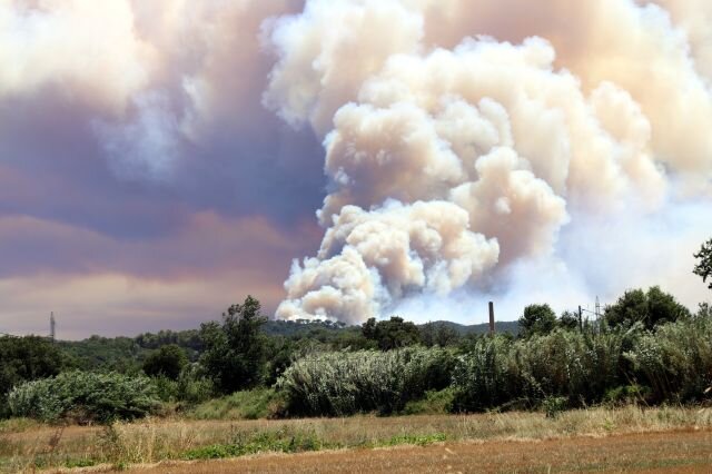 El foc de la Bisbal afecta 2.300 hectàrees i es pretén estabilitzar el flanc dret