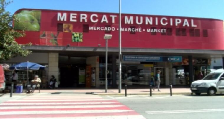 El govern aprova la modificació de crèdit pel nou mercat tot i els dubtes dels paradistes