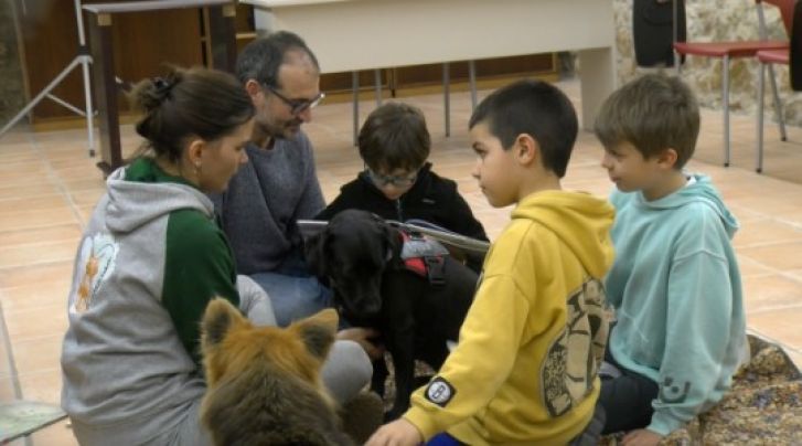 El 'Lectuguau', millorar la lectura amb gossos com a oients