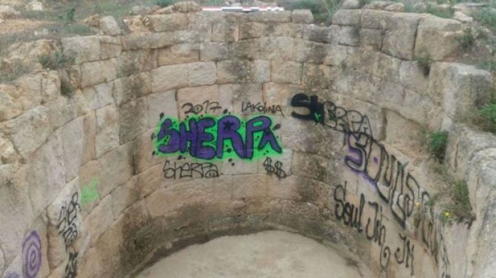 El Museu d'Arqueologia tem erosionar la pedra per netejar els graffitis del poblat Íber