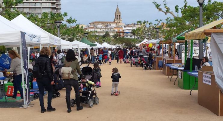 El passeig del Mar tornarà a acollir dissabte una nova edició de la Fira del Conte