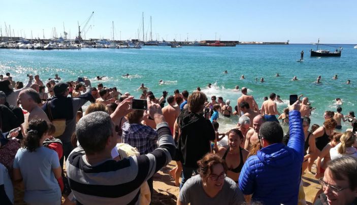 'El Primer Bany de l’Any' obrirà diumenge la temporada de platja a Palamós