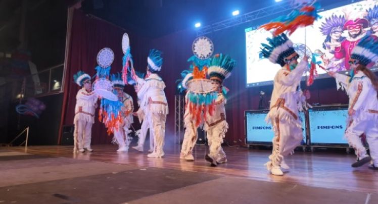 El sopar de colles de Platja d'Aro desvetlla les disfresses d'aquest Carnaval