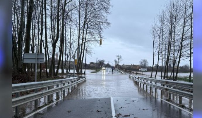 El temporal fa desbordar el Ter a Verges i obliga a tallar el pont d'accés i sortida al mu