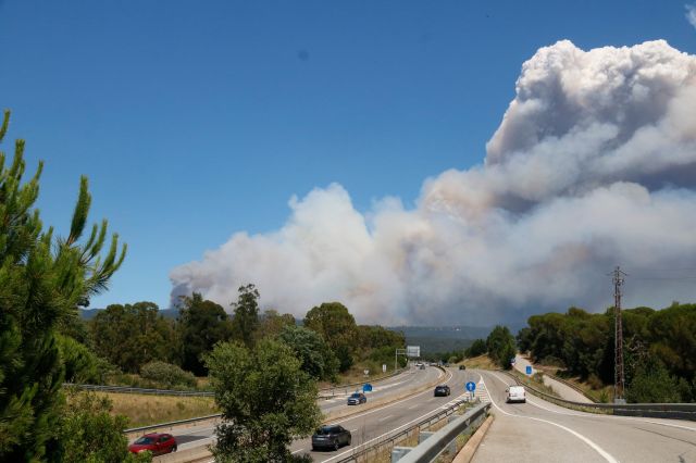 Els Bombers alerten que és 'importantíssim' tancar el flanc dret del foc