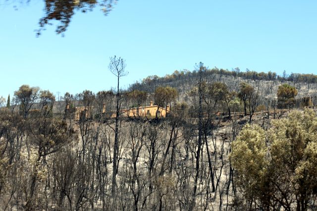 Els Bombers centren els esforços en tres punts de l'incendi que els 'preocupen'