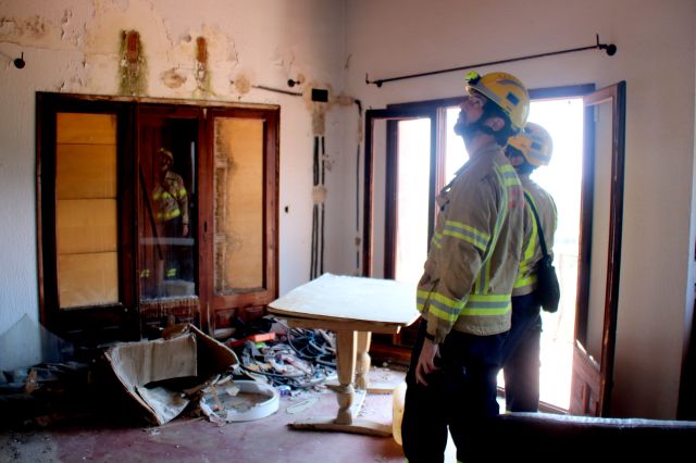 Els Bombers inspeccionen les cases afectades per l'incendi de les Gavarres