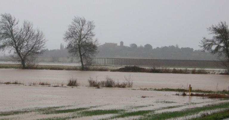 Els Bombers rescaten diversos conductors que creuaven rieres
