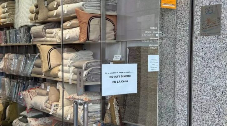 Els comerciants de Palamós col·loquen cartells per dissuadir els lladres multireincidents