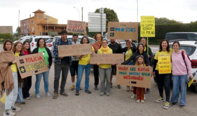 Els docents del Baix Empordà fan una marxa lenta en la vaga d'educació