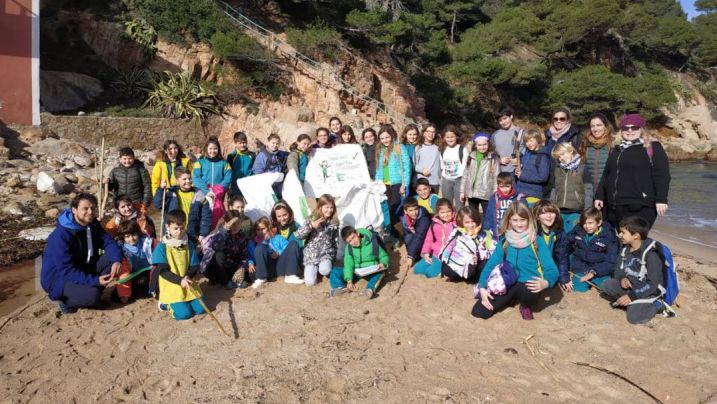 Els infants de Begur uneixen esforços per unes platges més netes