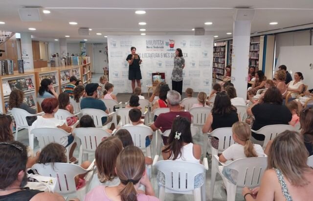 Els infants de Platja d'Aro aprenen la llengua de signes catalana amb el conte 'Viatgem'