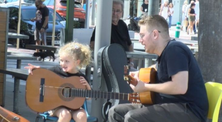 Els instruments de l’Escola de Música de la Vall d’Aro surten al carrer a Platja d’Aro