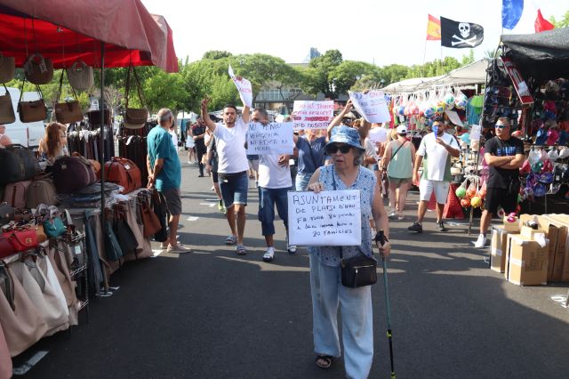 Els marxants de Platja d'Aro mantenen les protestes pel nou model del mercat setmanal