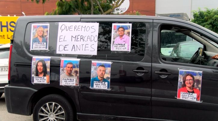 Els marxants protesten contra la retirada de 70 parades del mercat de Platja d’Aro
