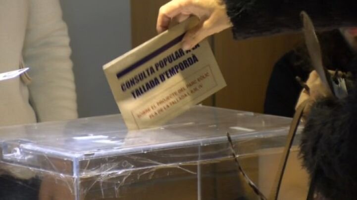 Els veïns de la Tallada d’Empordà rebutgen massivament el parc eòlic projectat al municipi