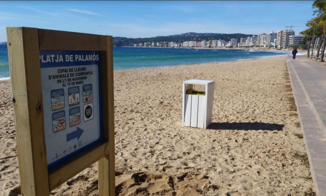 Entra en funcionament la zona específica per a animals de companyia a la platja de Palamós