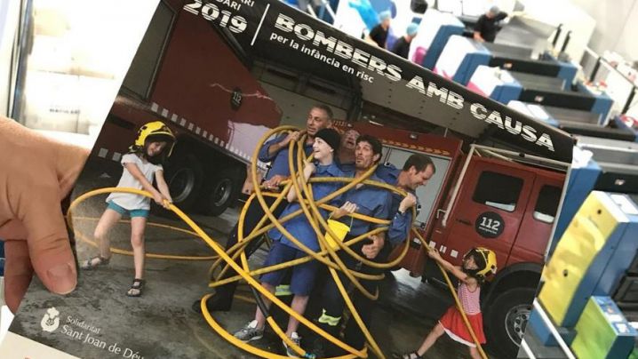 Es posa a la venda el calendari solidari de Bombers amb Causa 2019