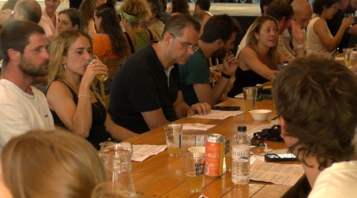 Esclanyà brinda per la Festa Major amb un tast de cerveses singular