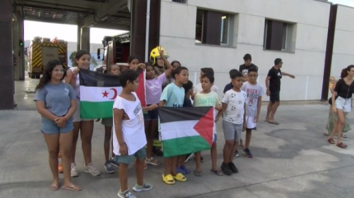 Infants sahrauís visiten els Bombers de Palafrugell dins del projecte 'Vacances en Pau'