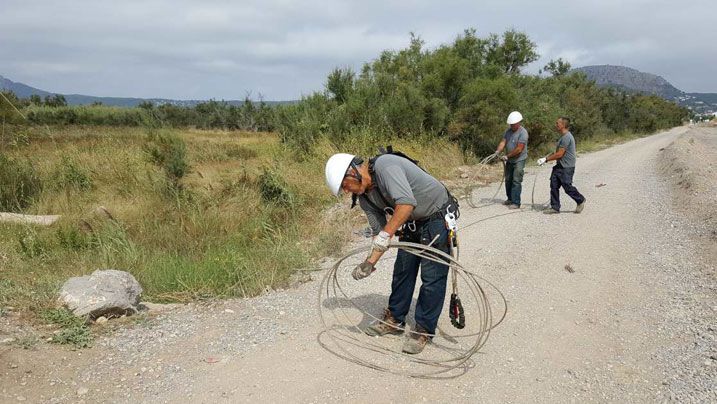 Inicien el desmuntatge de la línia elèctrica de la maresma recuperada a la Pletera