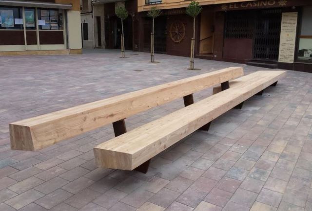 Instal·len un banc de 9 metres de llargada a la plaça Murada de Palamós