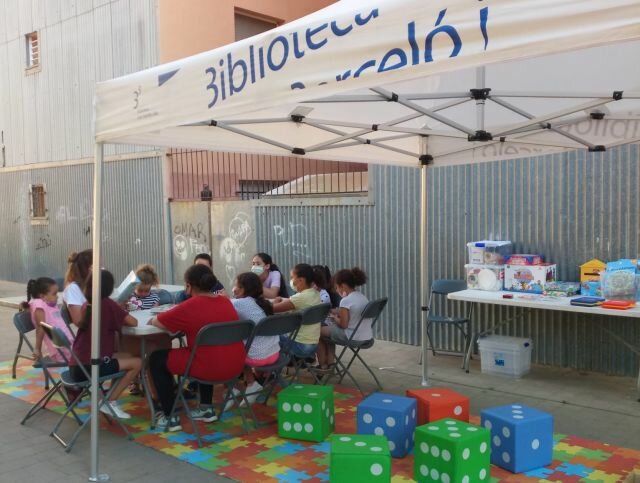 La biblioteca de Palamós surt al carrer les tardes d’estiu amb l’activitat Biblioplaça