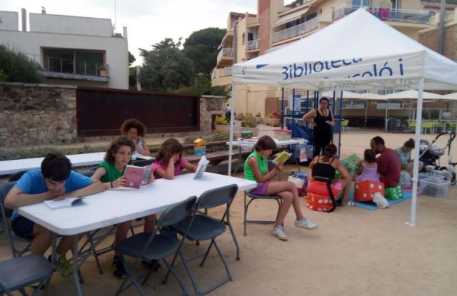 La biblioteca de Palamós torna a sortir al carrer els mesos de juliol i agost