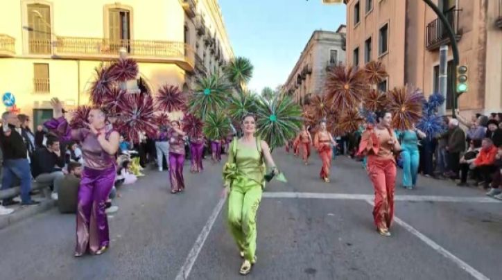La Bisbal clou el Carnaval amb una vintena de colles desfilant