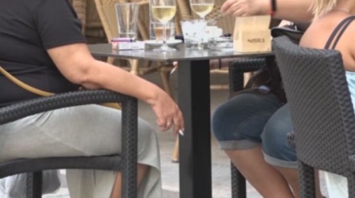 La ciutadania valora el projecte de llei per prohibir fumar a les terrasses