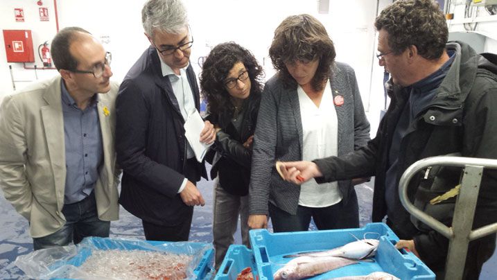 La consellera Jordà visita el port pesquer de Palamós